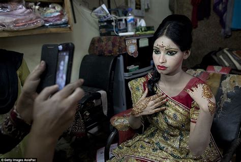 girl aged 15 prepares for her wedding to a 32 year old man in bangladesh daily mail online
