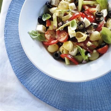 Salade de pâtes avec mozzarella et tomates cerises