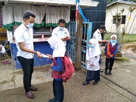 Manakala buku ketiganya,gurindam jiwa mengusik hati memuatkan 41 koleksi gurindam yang mengangkat tema pendidikan,patriotisme, sejarah negara dan kekeluargaan. Ibu bapa, guru perlu kerjasama nasihati murid bendung ...