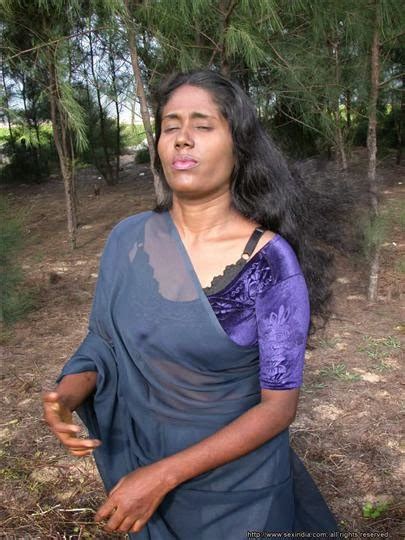 Sexy Aunties Tamil Aunty Removing Saree In Forest
