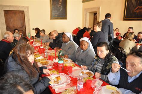 Situato a due passi dall'omonimo teatro delle vittorie, questo ristorante, dall'atmosfera classica ospita quotidianamente personaggi e attori della televisione. In 120 a pranzo dal vescovo per Natale | FOTO | Terni Life