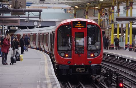 Imgp6656 A New London Underground S Stock Train Departs Fa Flickr