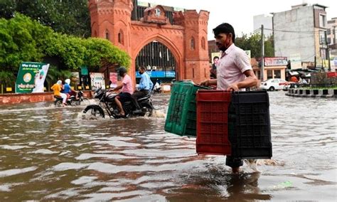 Floods In India Nepal Displace Nearly 4 Million People At Least 189 Dead World Dawncom