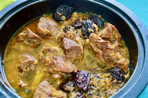 Le tajine dagneau aux poires et pruneaux