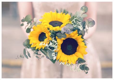 Sunflower Wedding Bouquets To Brighten Up Your Big Day