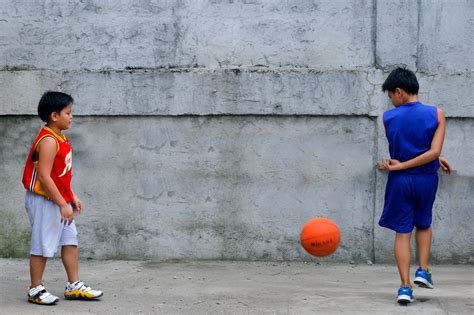 Tiene que haber suficiente espacio como para que todos puedan tener los brazos en alto extendidos. Cómo dar pases con una pelota de baloncesto: 4 pasos