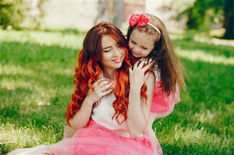Free Photo Redhead Mother And Daughter In The Park