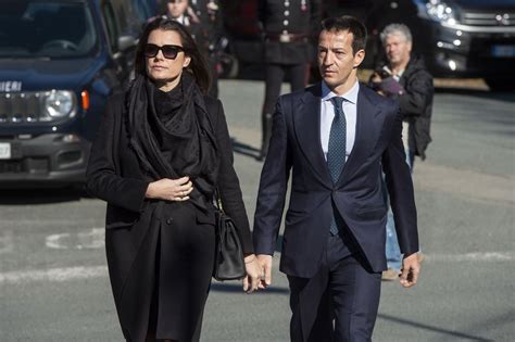 O muori da eroe o vivi tanto a lungo da diventare il cattivo. I funerali di Marella Agnelli. In chiesa la figlia ...