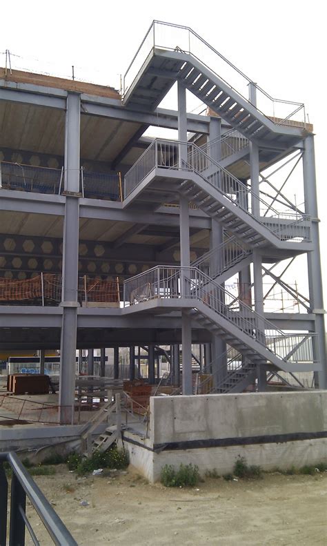 Escalera En Edificio De Estructura Metálica Construction Container