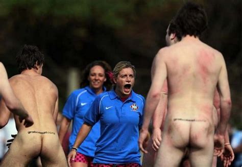 ラグビー ワールドカップ 2011女子チーム vs 素っ裸の男子チーム 18 images ポッカキット