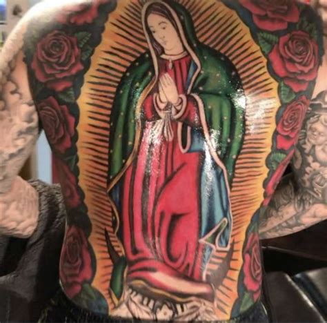 Sintético Foto Tatuaje De La Virgen De Guadalupe En La Espalda Mirada Tensa