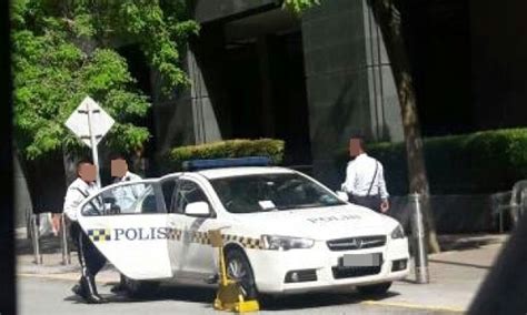 Check spelling or type a new query. Tak Terlepas Dari Undang-Undang, Kereta Polis Pun Kena ...