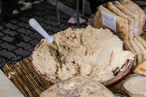 Formaggio con i vermi una curiosa specialita' gastronomica della sardegna antica terra di pastori, pecore e pecorino la storia di una prelibatezza della sardegna: Casu marzu: il formaggio coi vermi più pregiato al mondo ...