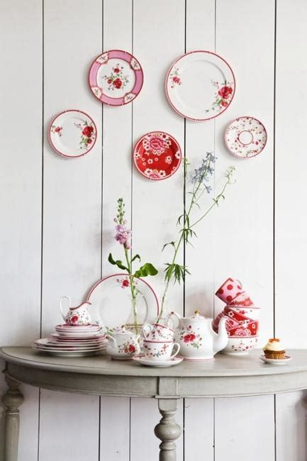 Discover an assortment of small, medium and large art pieces on canvas, and instantly liven up spaces with bursts of color and design. 21 Modern Wall Decor Ideas Using Decorative Plates