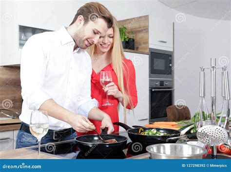 Les Beaux Couples Sexy Dhomme De Femme En Tant Que Cuisinier Font
