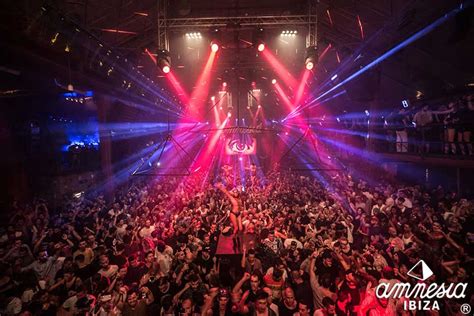 La serie di sistemi per club è progettata per i le discoteche dove suono, potenza e look sono requisiti chiave. Discoteche a Ibiza: queste le devi proprio vedere ...