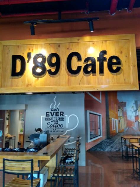 Lukis dinding , papan, pintu besi, dan aneka bidang lainnya. Renovasi Interior Cafe di Bandung | Persada Interior
