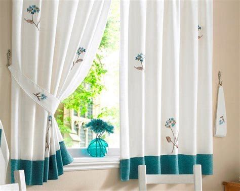 Aprende cómo confeccionar con telas cortinas, visillos, bandós y abrazaderas para vestir tus ventanas y darle un punto extra decorativo a tu hogar. Cómo hacer una cortina para la cocina - Bricolaje10.com