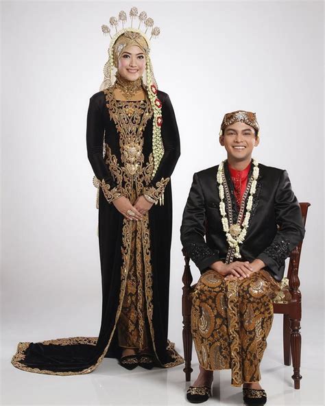 Gaun Pengantin Adat Jawa Berhijab