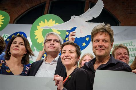 Jun 02, 2021 · baerbock erinnert ihn an merkel: Annalena Baerbock Früher / Baerbock Gegen Rassismus Muss ...