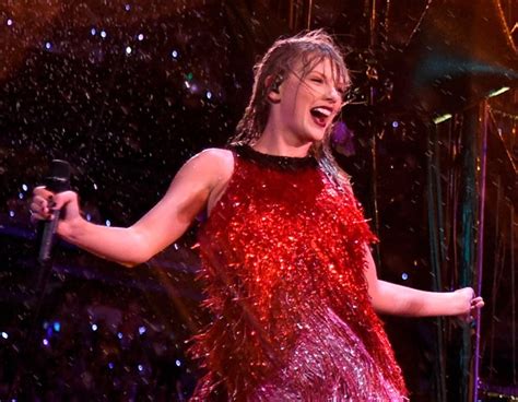 Taylor Swift Performs In Pouring Rain At New Jersey Concert E News