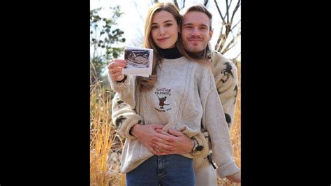 Youtuber Pewdiepie Marzia Kjellberg Announce Pregnancy With An