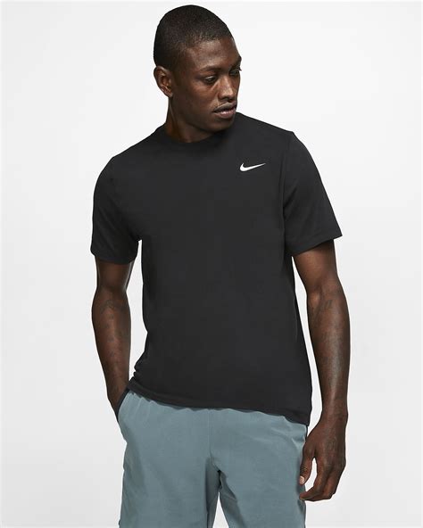 Retrouvez notre sélection des plus grandes marques pour des basics trendy : Tee-shirt de training Nike Dri-FIT pour Homme. Nike CA