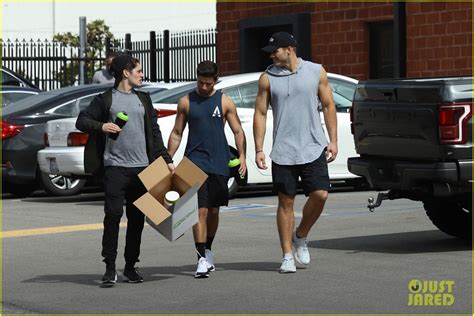 The Bachelor S Colton Underwood Bares Buff Muscles After A Workout With