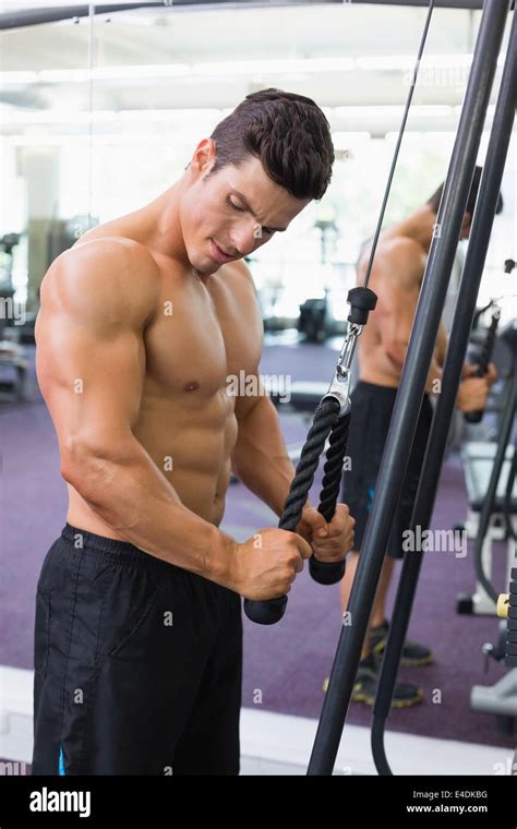 Nackter Oberkörper Muskulöser Mann Mit Trizeps Pull Down Im Fitness