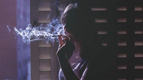 一个女人抽烟伤感图片高清壁纸图片时光记忆 好运图库人文壁纸壁纸好运图库