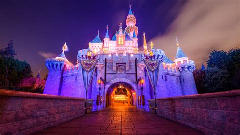 Just look at that beautiful castle in the background. Disneyland Castle beautiful in the night