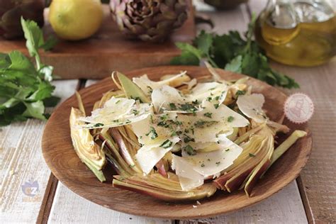 L' insalata di carciofi è un contorno fresco e leggero, una ricetta primaverile davvero squisita preparata con carciofi crudi: INSALATA DI CARCIOFI ricetta secondo piatto leggero