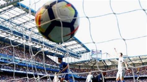 Nicolás tagliafico (ajax) header from the centre of the box is just a bit too high. JADWAL Siaran Bola Malam Ini & Link Streamingnya, Ajax Vs ...
