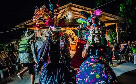 Los Rostros Del Xantolo Con Presentación De Máscaras En El Altar