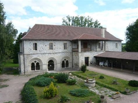 Succombez au charme plus de 40 000 biens immobiliers sont protégés au titre de monuments historiques en france. Auvergne, Manoir médiéval à vendre