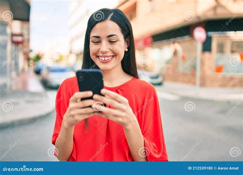 joven latina sonriendo feliz usando smartphone en la ciudad foto de archivo imagen de alegre