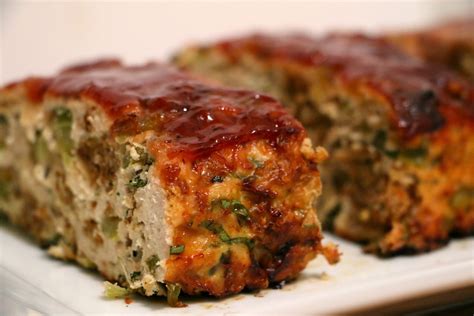 All the classic flavors your whole family loves about meatloaf! Thanksgiving Turkey Meatloaf - Whitney E. RD