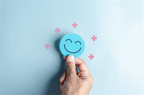 Tangan Memegang Wajah Senyum Bahagia Biru Untuk Konsep Perawatan Medis