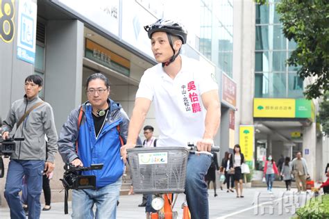 Jun 14, 2021 · 本土疫情延燒，隨著疫情三級警戒延長到月底，許多民生所需必須依靠外送與物流，然而外送員挨家挨戶送餐，與民眾的接觸頻率不亞於第一類的. 2020立委選舉》騎單車親民互動 吳怡農：我是比蔣萬安更好的男人 | 信傳媒