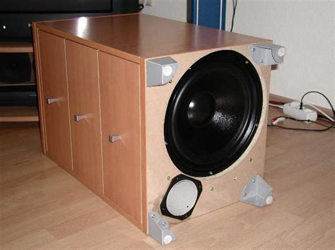 Auch bei mäßig aufgedrehter lautstärke klimpern die gläser im schrank bei einer explosion, dennoch saubere töne von erstaunlichem volumen. Unsichtbarer SubWoofer - Visaton Diskussionsforum