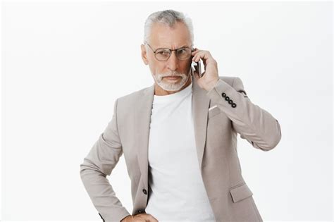 Hombre De Negocios Serio Preocupado Hablando Por Teléfono Con Expresión