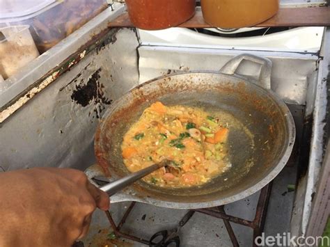 Barangkali sudah banyak yang mengenal makanan khas dari kota bandung ini. Seblak Khas Bandung Berkuah Pedas dengan Isi Ceker Ayam