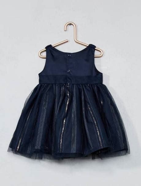 Le bas de la robe est court devant et long derrière. Robe ceremonie fille bleu marine