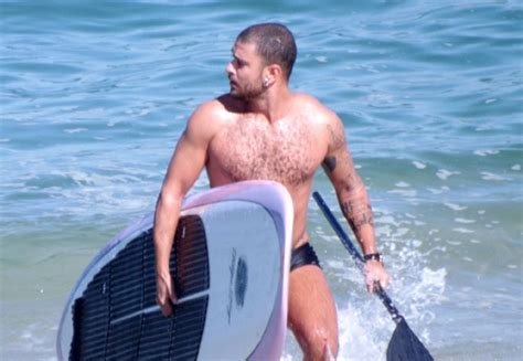 Diogo nogueira — enredos ideais 04:00. Diogo Nogueira pratica stand up paddle em praia carioca ...