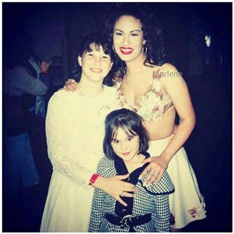 Selena With Her Lil Fans Selena Quintanilla Selena Selena Quintanilla Perez