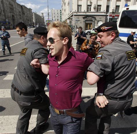 Russland Polizei Nimmt Teilnehmer An Schwulen Parade Fest Welt