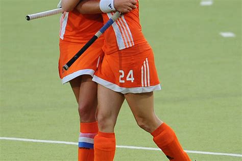 dutch women s field hockey advances to gold medal match on thrilling penalty shots