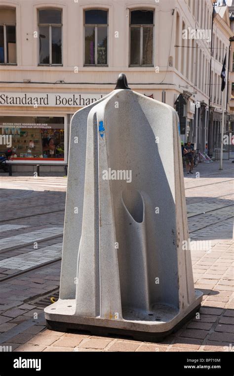 La Belgique L Europe Urinoir Toilettes Portables Dans Une Rue Banque D Images Photo Stock