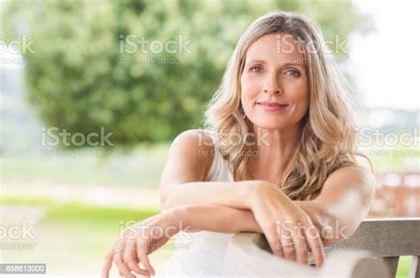 편안한 여자 노인 여자에 대한 스톡 사진 및 기타 이미지 여자 한 명의 여자만 성년 여자 Istock