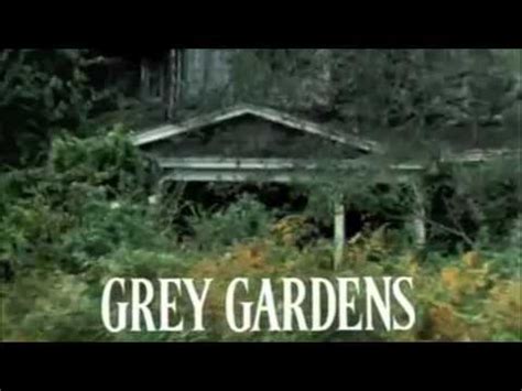 Utifrån dokumentären gjordes en spelfilm 2009 och en broadwaymusikal 2006. Grey Gardens Original Documentary Trailer - YouTube